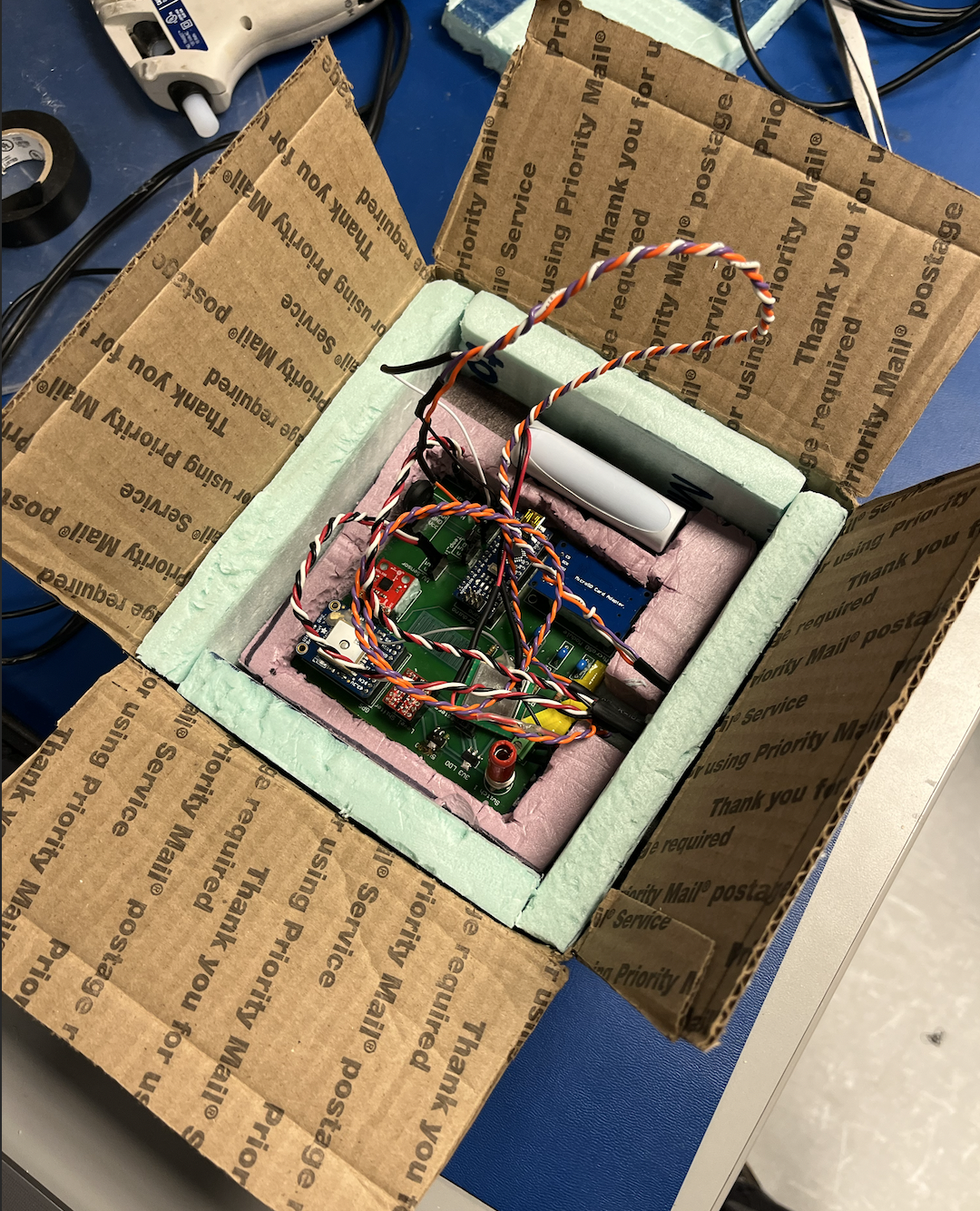 Insulated sarton box with sensors
